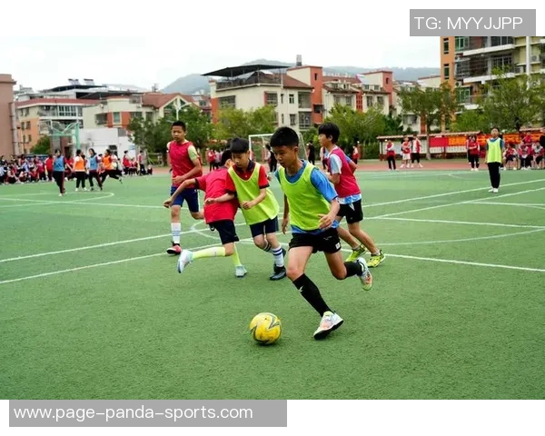 校园足球联赛激情四溢青春拼搏展现团队精神与竞技魅力 校园足球联赛激情四溢青春拼搏展现团队精神与竞技魅力