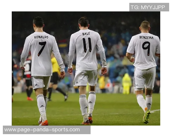 C罗带领里斯本挑战曼联的精彩对决引发球迷热议 C罗带领里斯本挑战曼联的精彩对决引发球迷热议